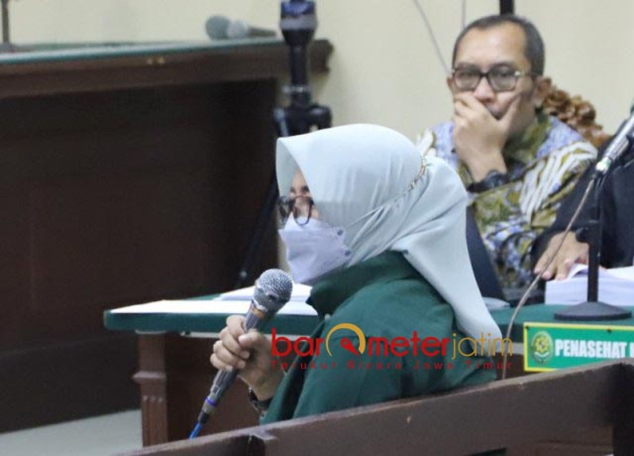 SAKSI: Anik saat menjadi saksi dalam sidang Sahat Tua Simanjuntak, 20 Juni 2023. | Foto: Barometerjatim.com/DOK