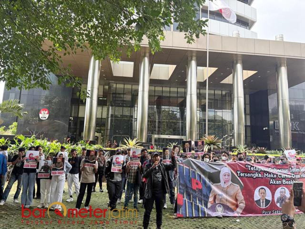 KORUPSI HIBAH JATIM: Musfiq saat pimpin Jaka Jatim demo di Gedung KPK. | Foto: Barometerjatim.com/BKT