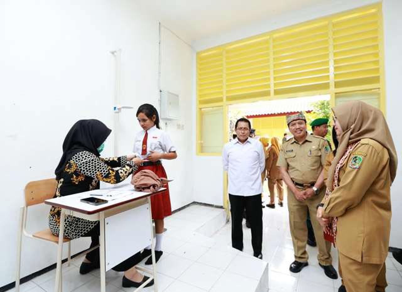 DETEKSI DINI: Petugas kesehatan melakukan pemeriksaan dini terhadap pelajar. | Foto: Humas BWI