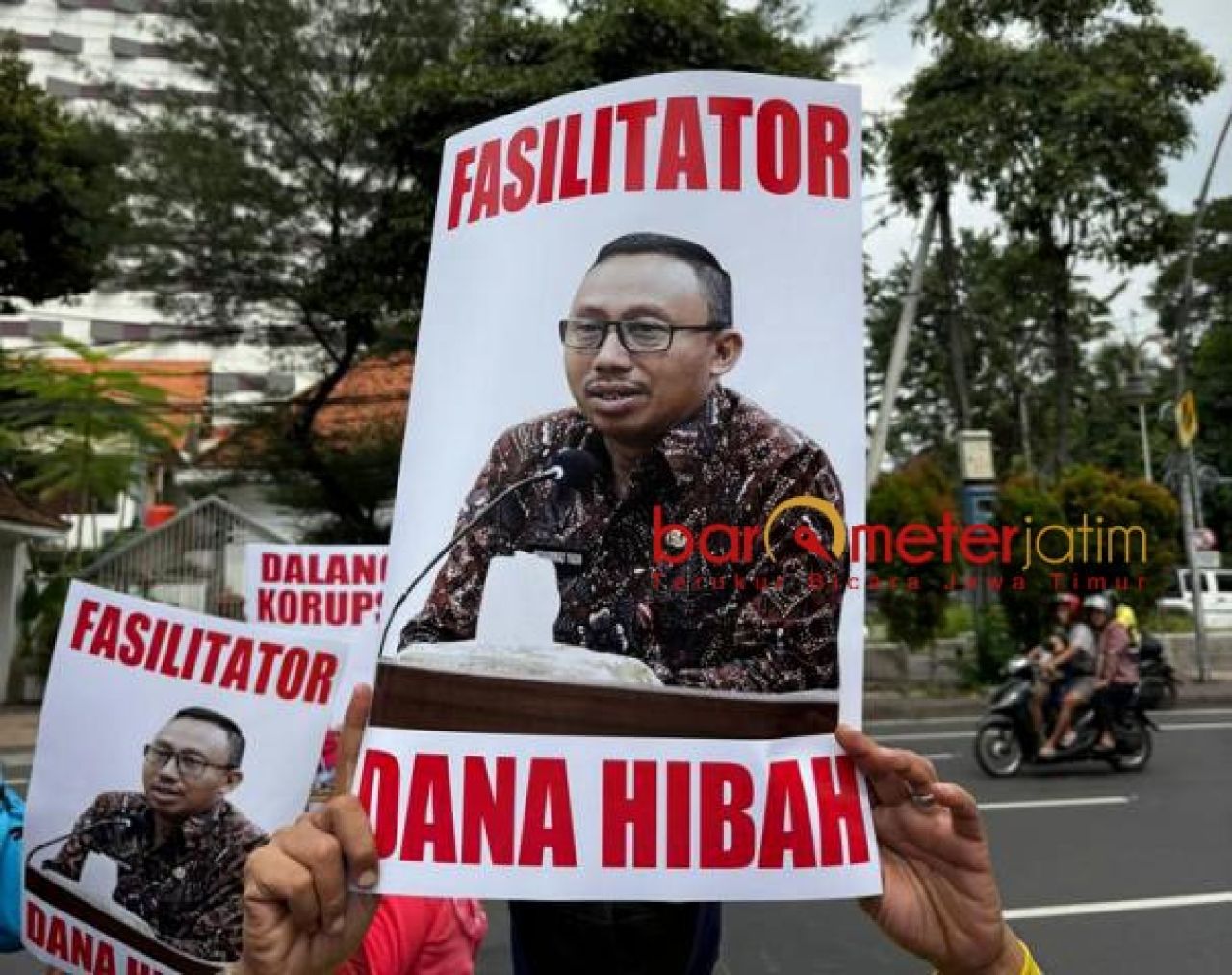 KEPALA BAPPEDA: Demo Jaka Jatim usung poster Kepala Bappeda Mohammad Yasin. | Foto: Barometerjatim.com/BKT