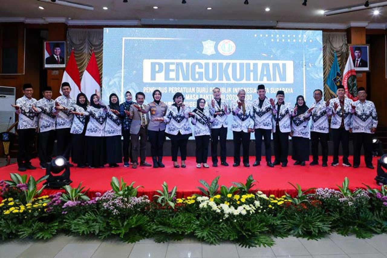 PENGUKUHAN: Eri Cahyadu hadiri pengukuhan pengurus PGRI Surabaya 2025–2030. | Foto: Barometerjatim.com/HPS