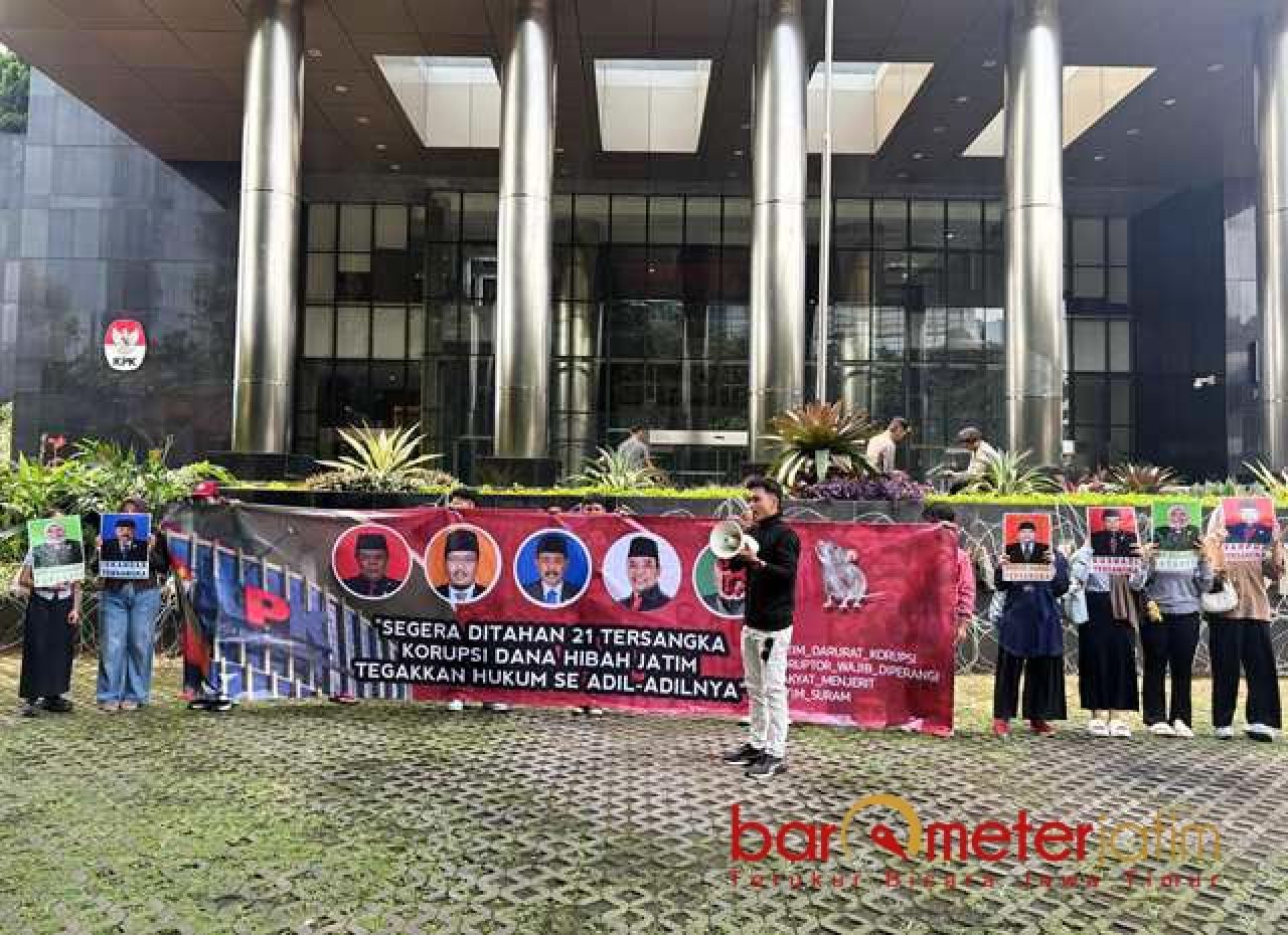 JANGAN PANDANG BULU: Jaka Jatim membentangkan spanduk dan poster di depan Gedung KPK. | Foto: Barometerjatim.com/RQ