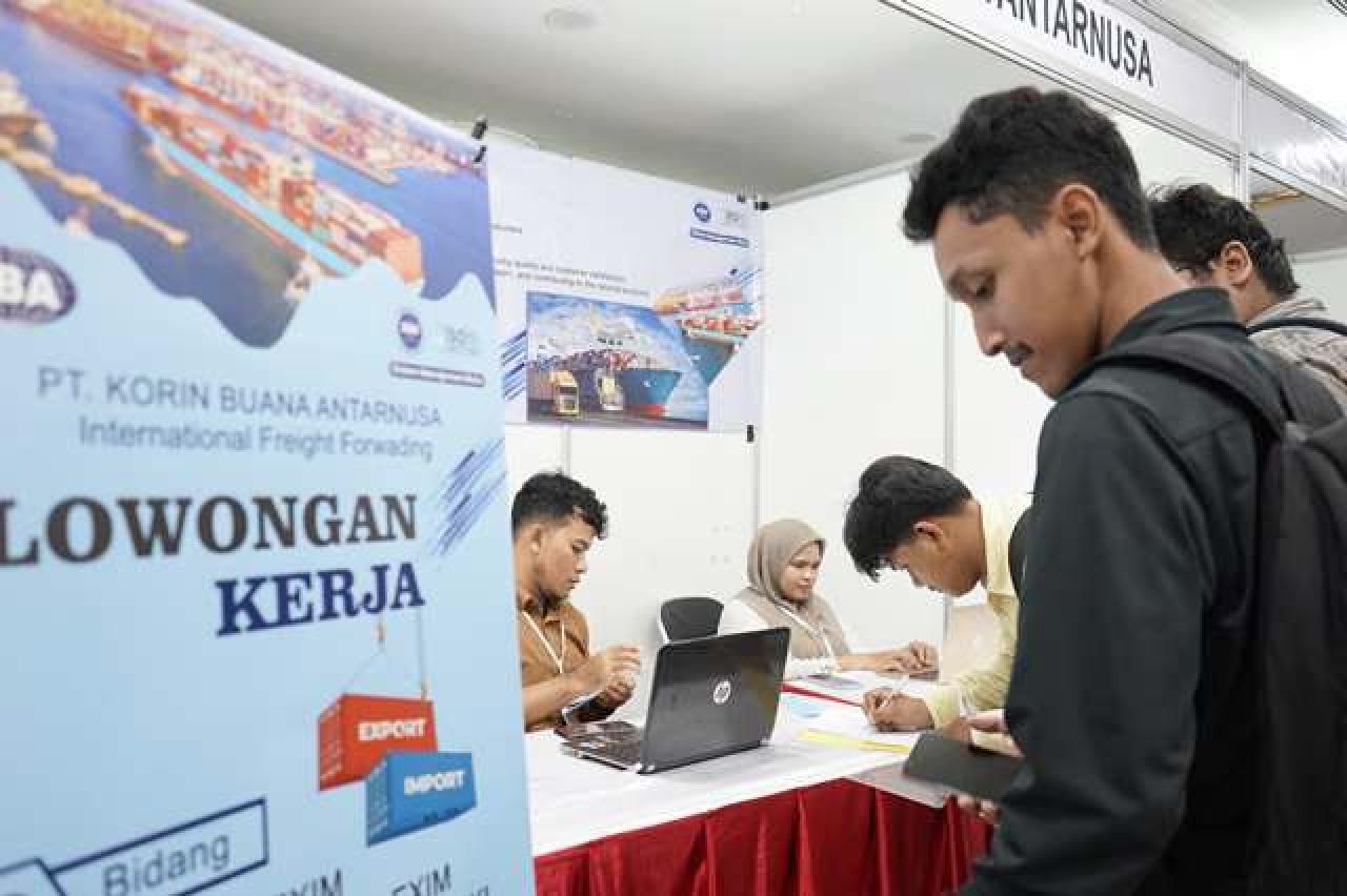 CARI KERJA: Para pencari kerja di Surabaya mendatangi Job Fair & Edu Fair 2025. | Foto: 