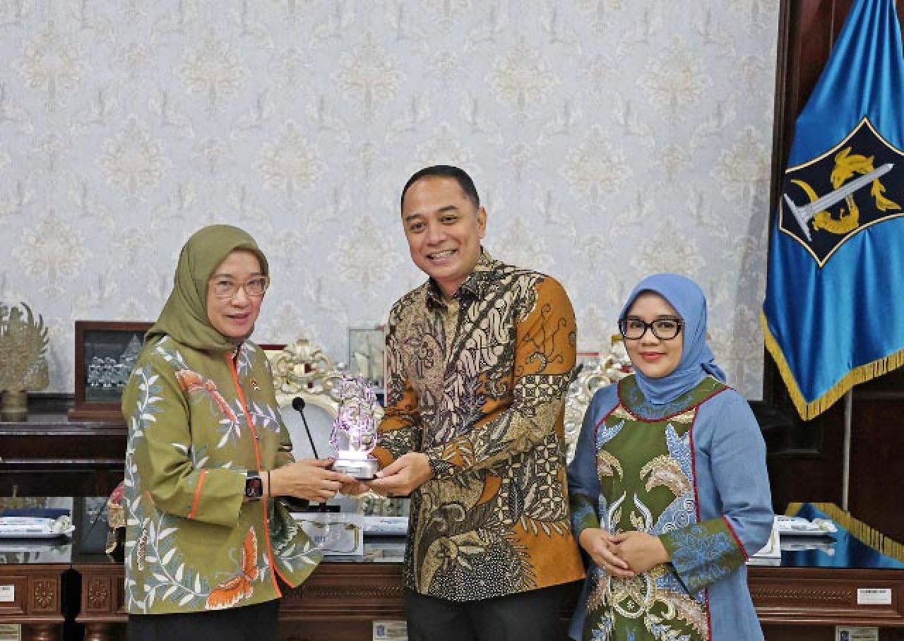 CENDERA MATA: Rini Widyantini saling tukar cendera mata dengan Eri Cahyadi. | Foto: Humas Pemkot Surabaya