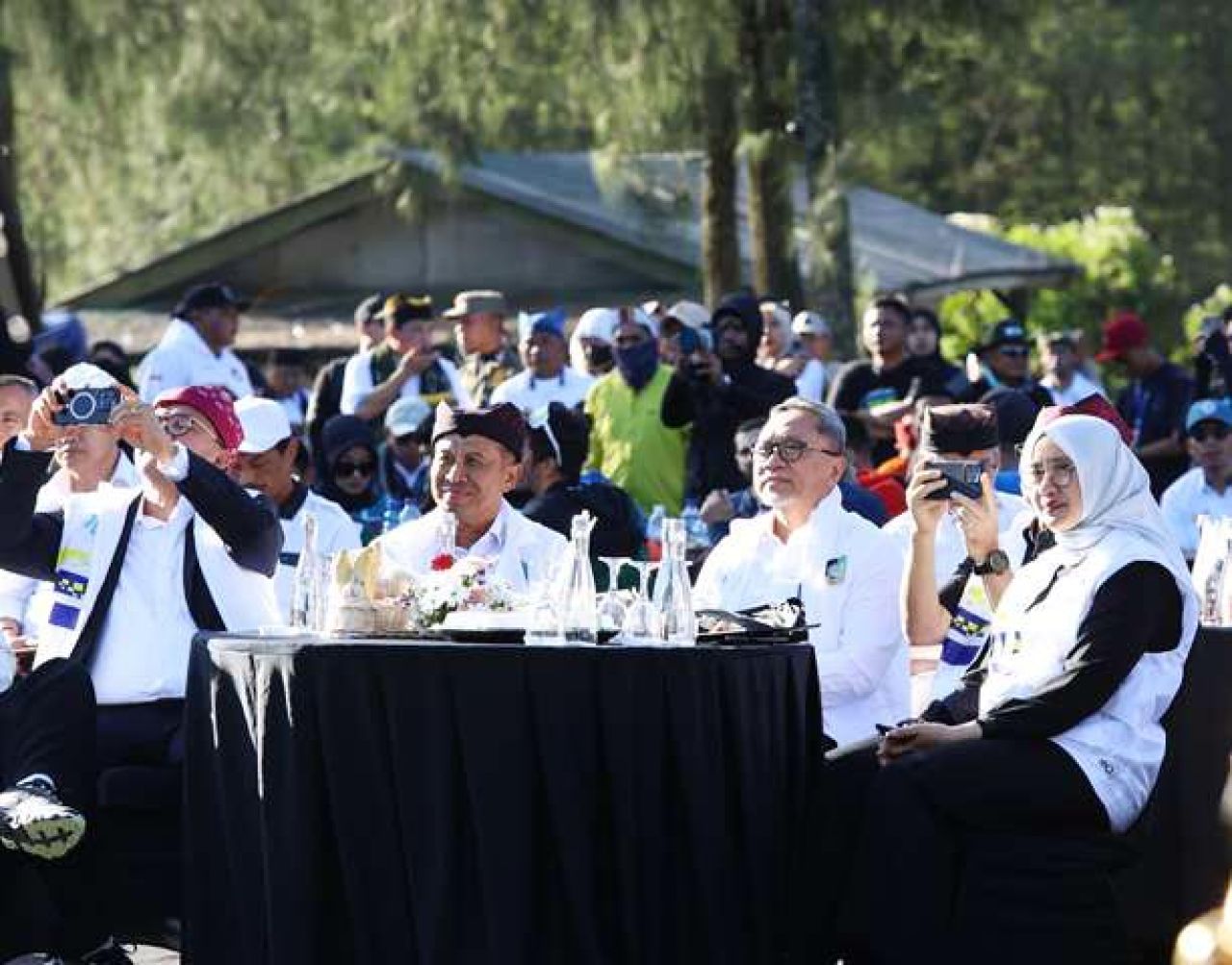 ETAPE TERAKHIR: Bupati Ipuk dampingi Zulhas saksikan langsung Tour de Banyuwangi Ijen. | Foto: Humas BWI
