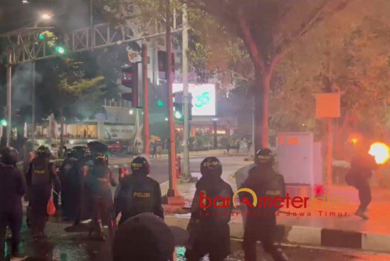 HALAU PENDEMO: Polisi menembakkan gas air mata untuk menghalau pendemo. | Foto: Barometerjatim.com/BKT