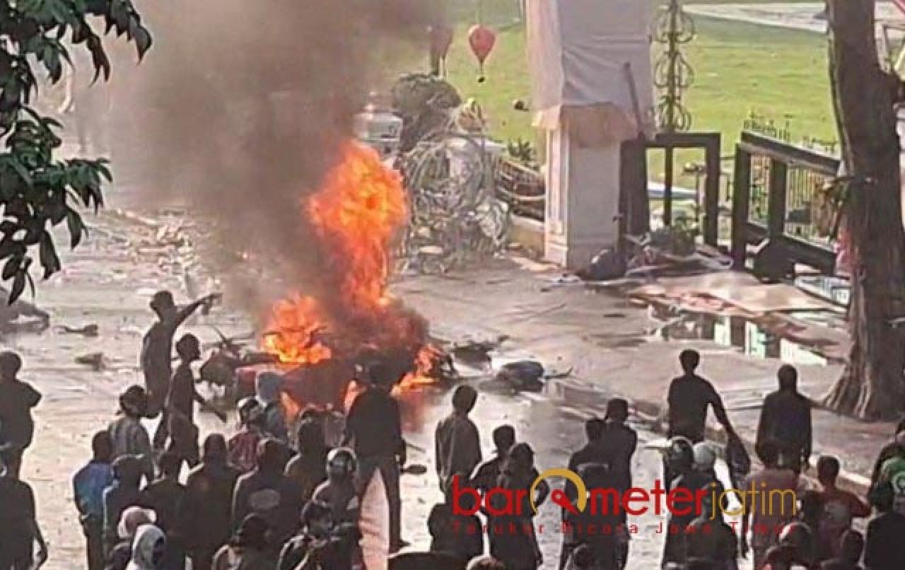ANARKIS: Massa demonstran membakar sepeda motor dan merusak pagar Grahadi. | Foto: Barometerjatim.com/BKT