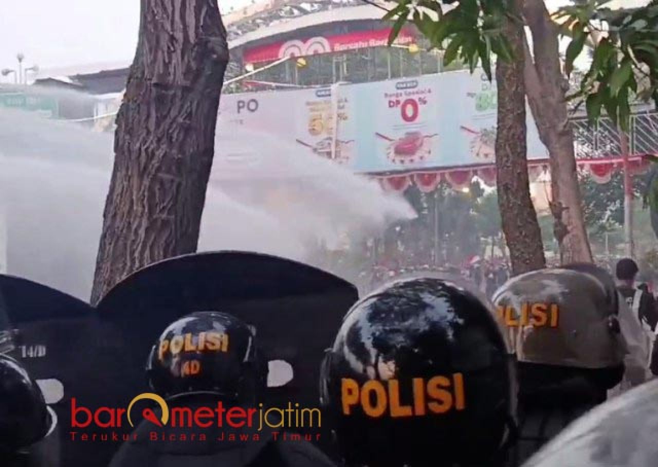 KERAS: Polisi berusaha keras menghalau demonstran agar membubarkan diri. | Foto: Barometerjatim.com/BKT