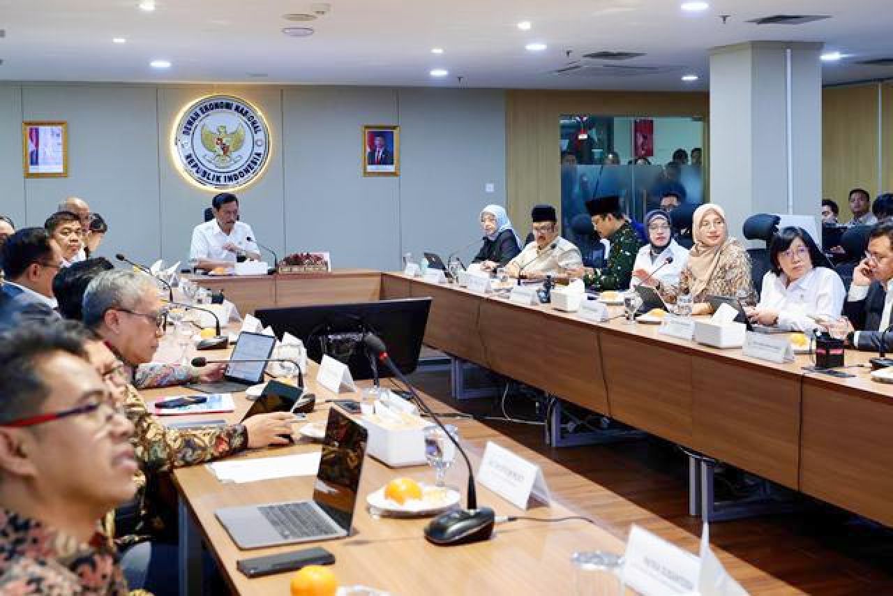 RAKOR: Ipuk menghadiri rakor penyempurnaan digitalisasi bansos yang dipimpin Luhut. | Foto: Humas BWI