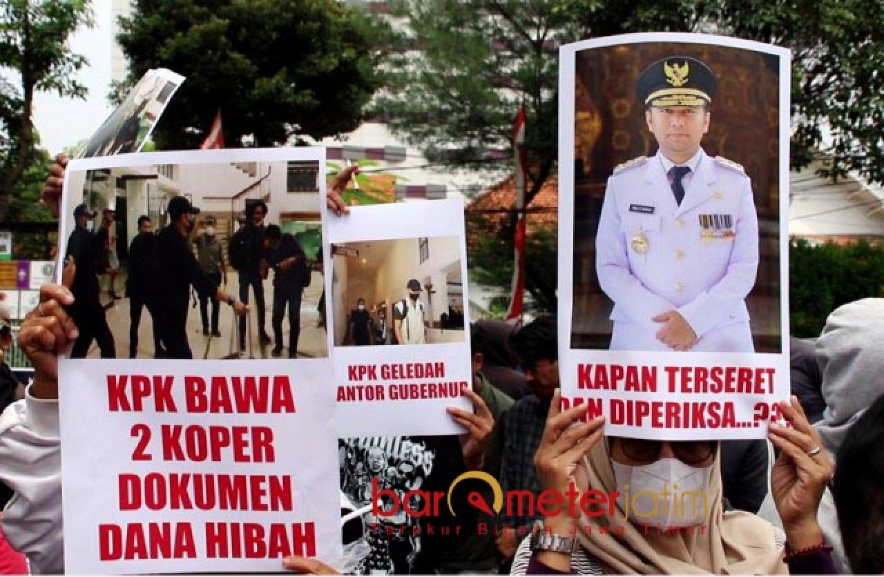 KAPAN DIPERIKSA?: Massa Jaka Jatim mengusung poster Emil Dardak, kapan diperiksa KPK? | Foto: Barometerjatim.com/BKT