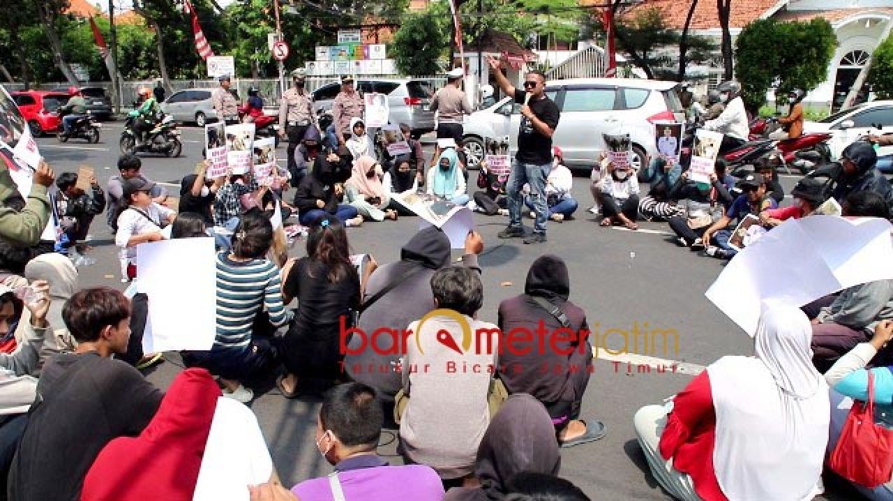 IKRAR: Massa Jaka Jatim duduk melingkar di depan Grahadi, ikrar kawal kasus hibah Jatim. | Foto: Barometerjatim.com/BKT