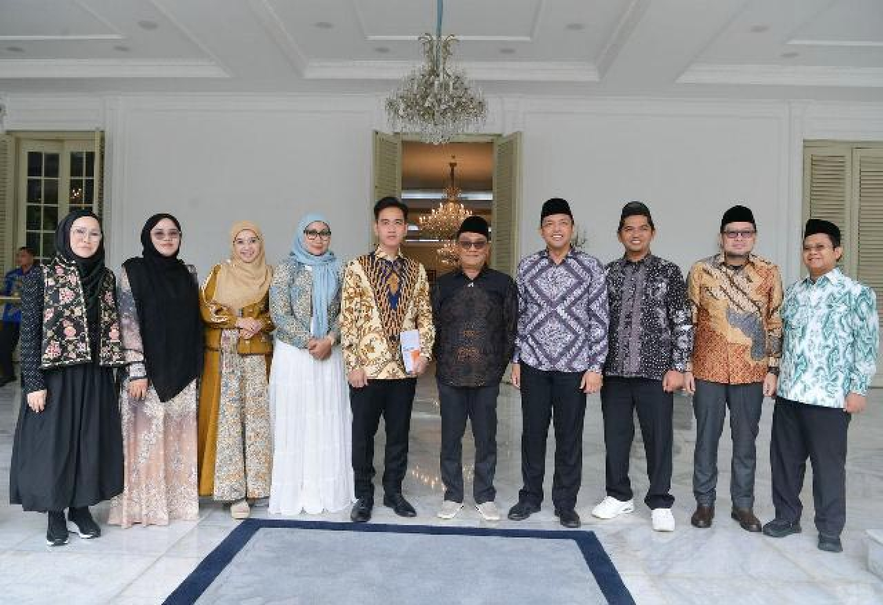 SILATURAHMI: Pengurus Gernas Ayo Mondok foto bareng Wapres Gibran usai silaturahmi di Istana Wapres. | Foto: Setwapres