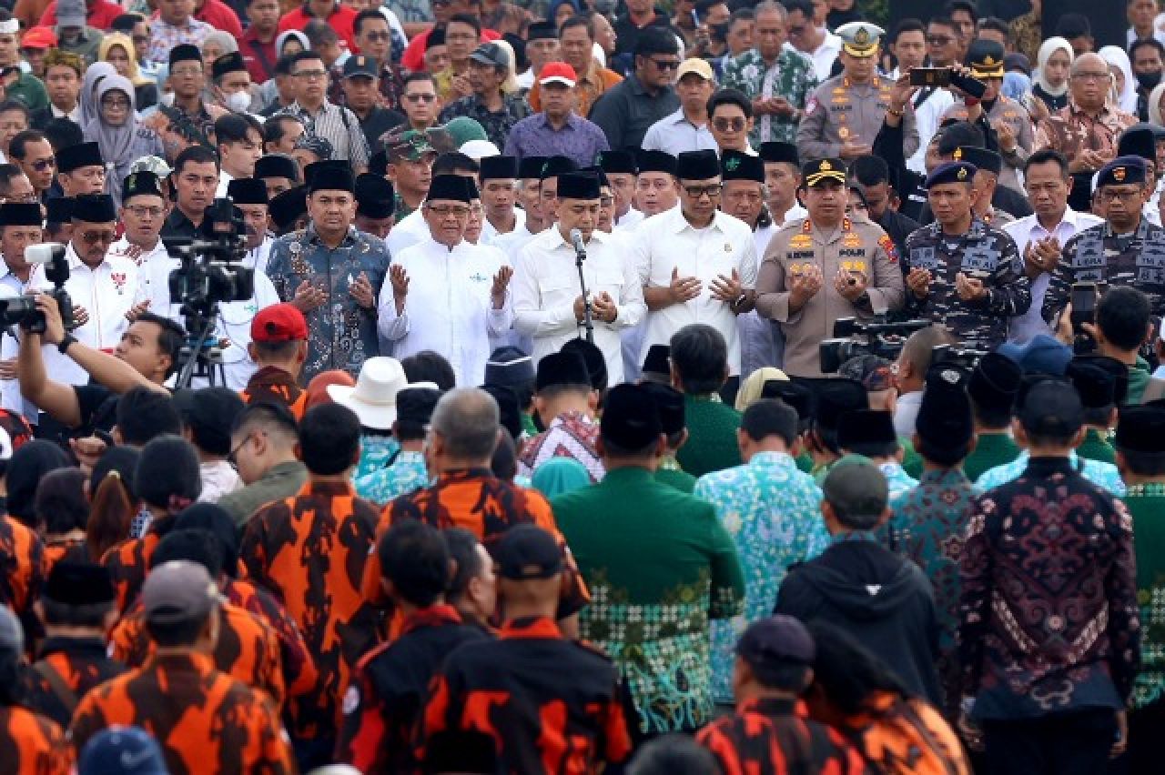JANGAN MERUSAK: Eri Cahyadi bersama elemen masyarakat, lawan tindakan anarkistis. | Foto: Humas Pemkot Surabaya