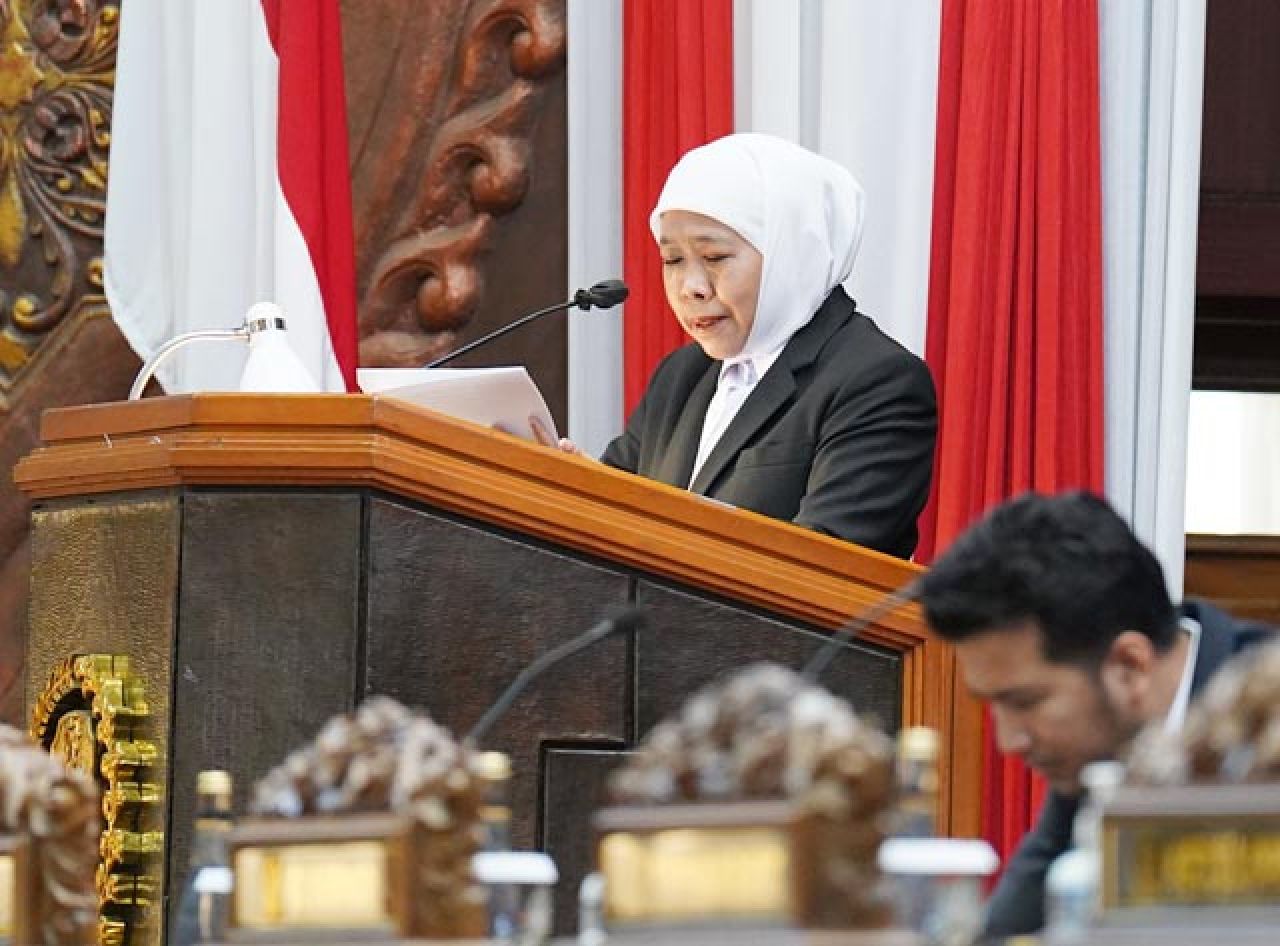 PENGANTAR: Khofifah sampaikan pengantar nota keuangan Raperda APBD 2026 dalam rapat paripurna DPRD Jatim. | Foto: IST