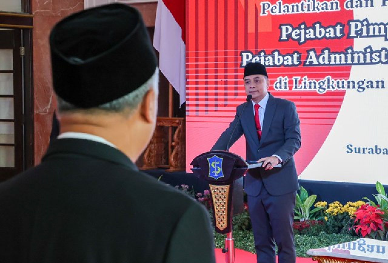 ARAHAN: Eri Cahyadi, beri arahan saat pelantikan Sekda dan pejabat lainnya. | Foto: Barometerjatim.com/HPS