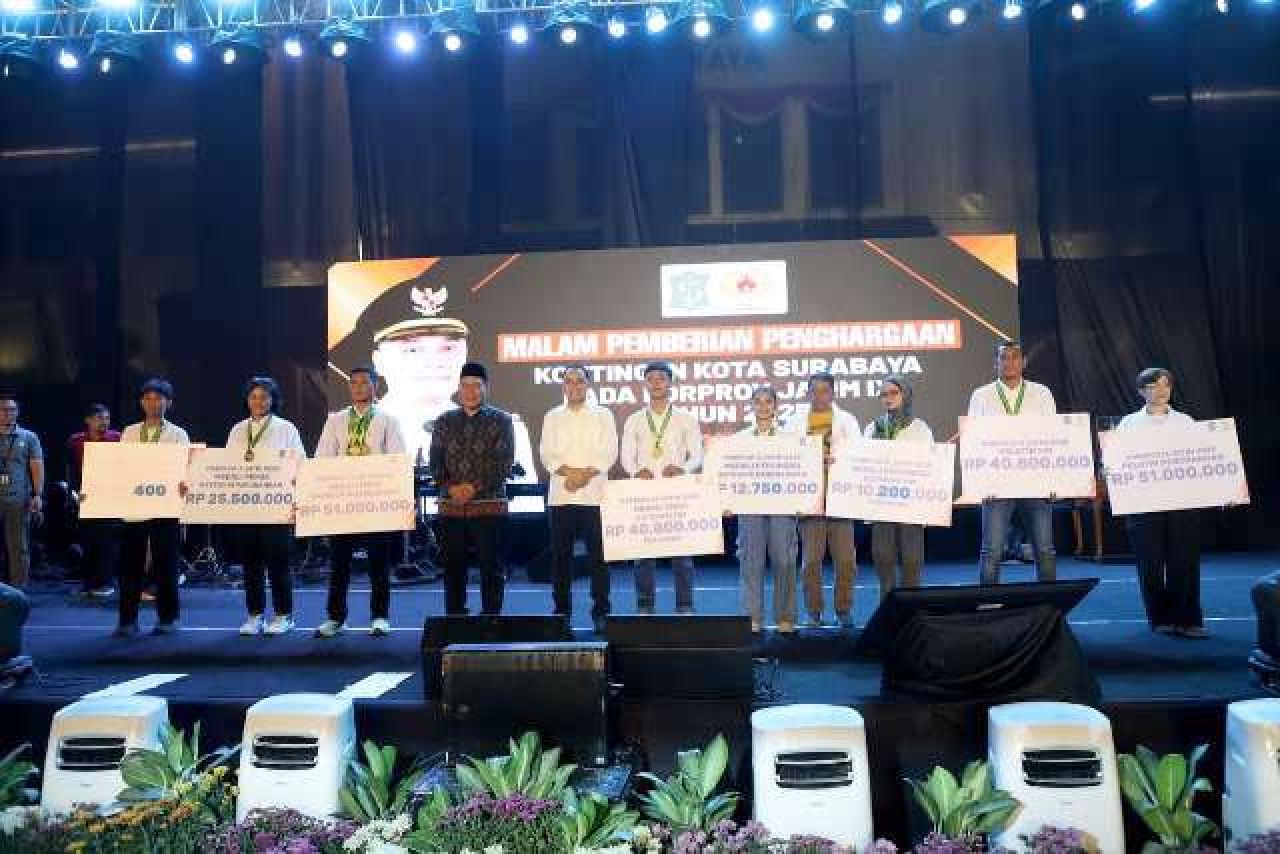 BANGGA: Eri Cahyadi pose bareng atlet penerima bonus yang berprestasi di Porprov IX Jatim. | Foto: Humas Pemkot Surabaya