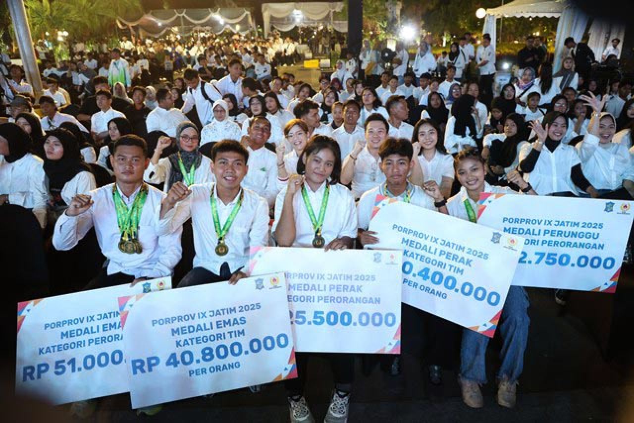 TERIMA BONUS: Para atlet Surabaya berprestasi di Porprov IX Jatim. | Foto: Humas Pemkot Surabaya