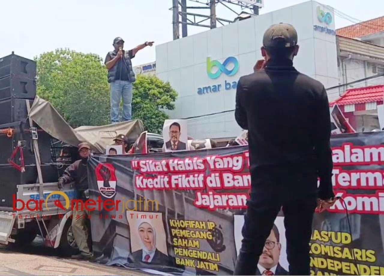 DEMO: Seret Khofifah dan 2 orang lainnya ke pengadilan dalam kasus kredit fiktif Bank Jatim. | Foto: Barometerjatim.com/BKT