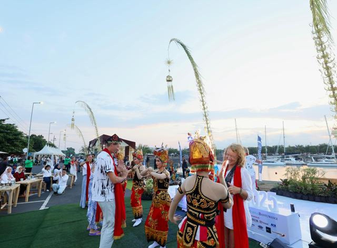 SAMBUTAN HANGAT: Yachters disambut dengan penampilan Tari Gandrung di Pantai Marina Boom. | Foto: Humas BWI