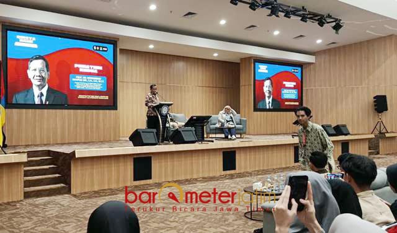 PAPARAN: Mahfud MD beri paparan dalam diskusi Diraya di Unair Surabaya. | Foto: Barometerjatim.com/BKT