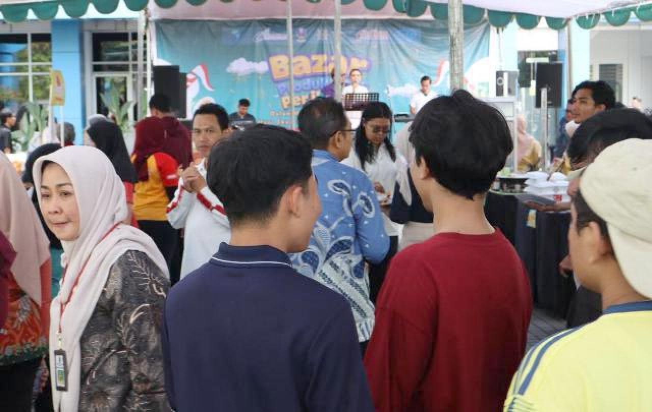 ANTUSIAS: Masyarakat antusias dalam bazar produk hasil perikanan yang digelar DKP Jatim. | Foto: DKP Jatim