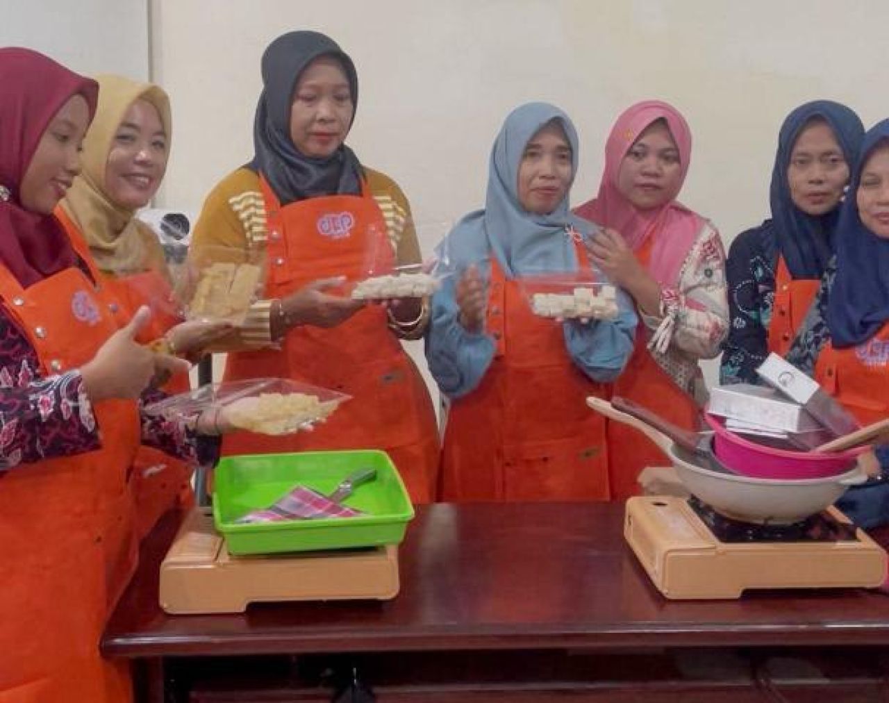 RUMPUT LAUT: Peserta praktik memasak dengan menu dodol rumput laut dan jeli. | Foto: DKP Jatim