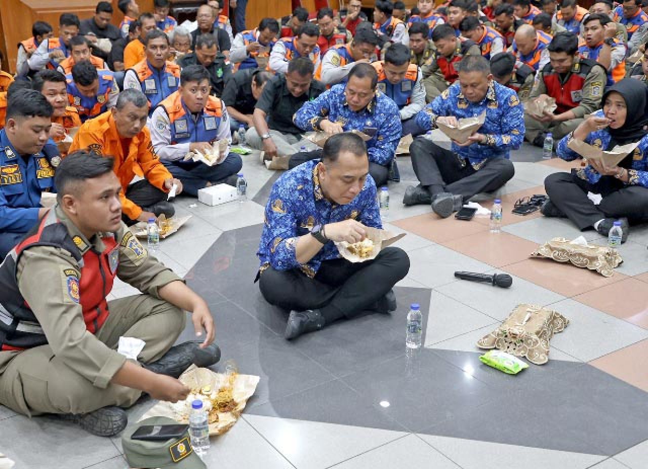DUDUK SAMA RENDAH: Eri Cahyadi, makan nasi bungkus duduk sama rendah dengan bawahannya. | Foto: Humas Pemkot