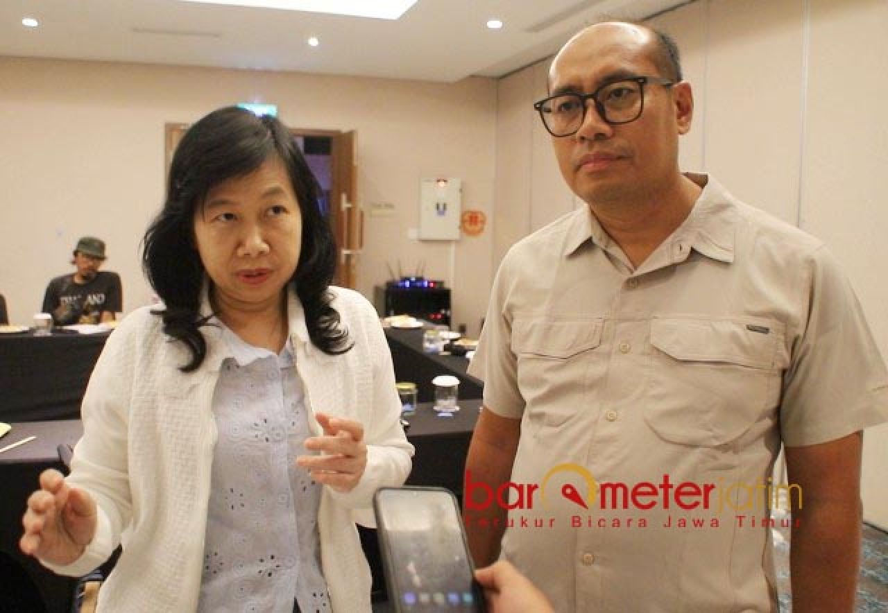 LANGKAH NYATA: Dokter Mariani Leman (kiri), PT Pharos peduli kesehatan pesantren| Foto: Barometerjatim.com/RQ