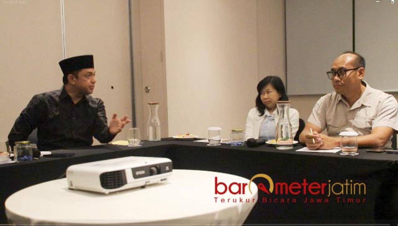 UNTUK PESANTREN: Gus Hans (kiri) siapkan buku panduan kesehatan untuk pesantren. | Foto: Barometerjatim.com/RQ