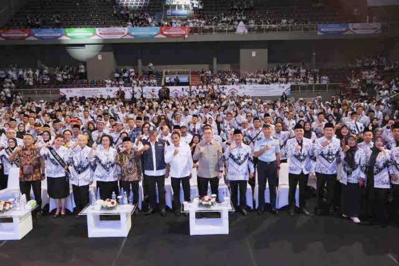 HARI GURU: Puncak peringatan Hari Guru Nasional di Britama Arena, Jakarta Utara, Sabtu (29/11/2025). | Foto: Humas
