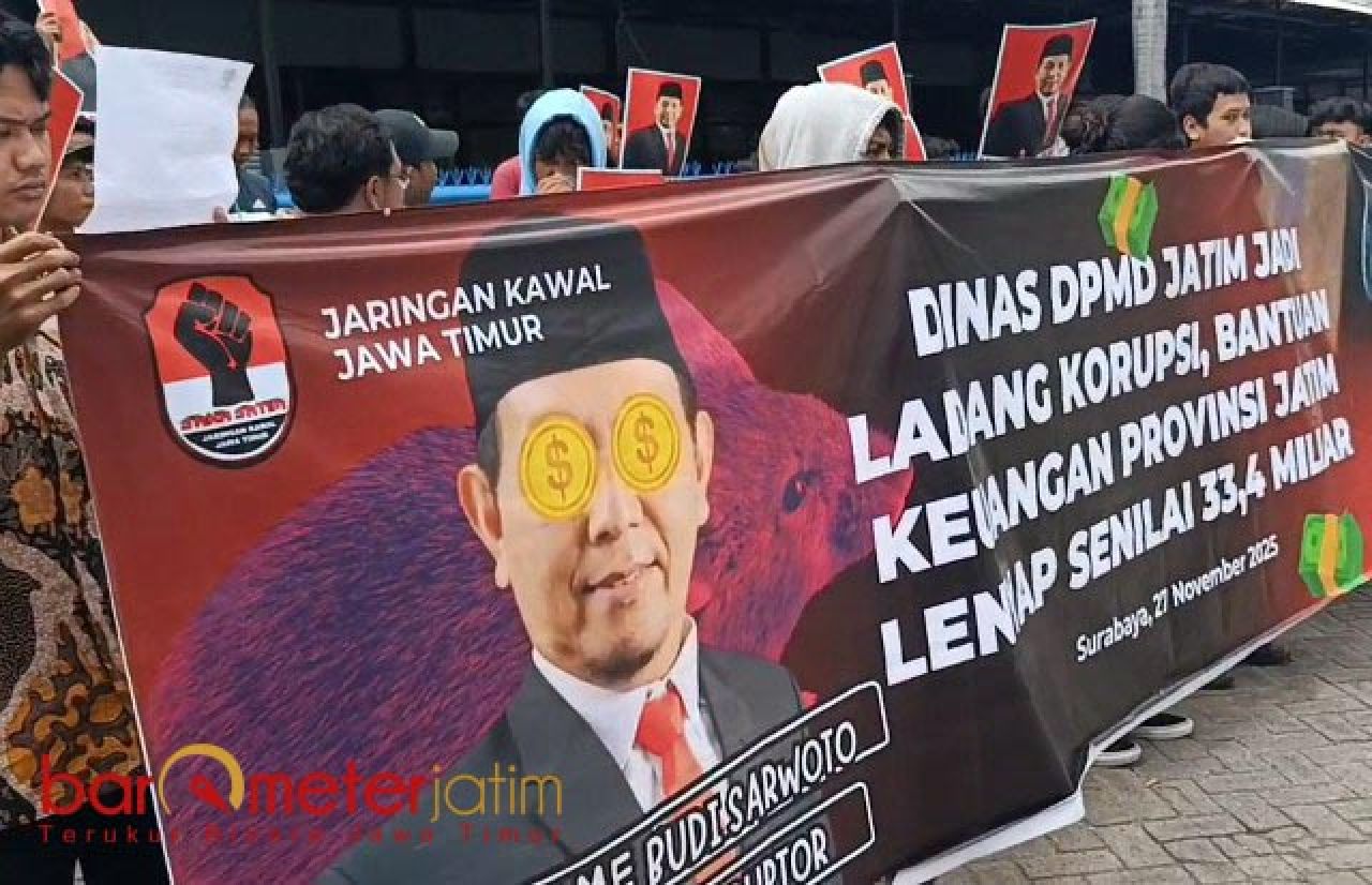 DIDESAK MUNDUR: Kepala DPMD Jatim, Budi Sarwoto didesak mundur karena dinilai tak becus. | Foto: Barometerjatim.com/BKT