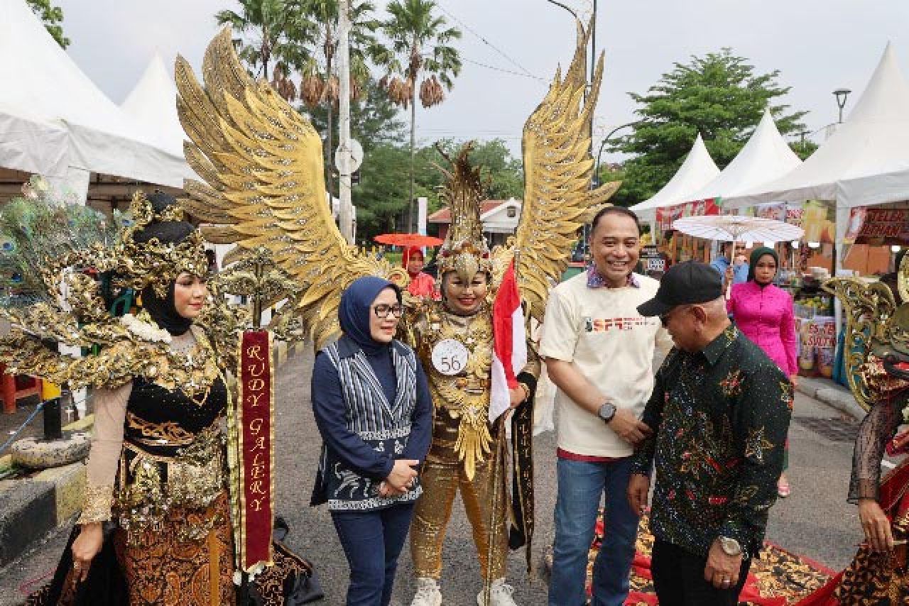 DUKUNGAN PENUH: Eri Cahyadi dan istrinya, Rini Indriyani support Parade SFF. | Foto: Barometerjatim.com/HPS