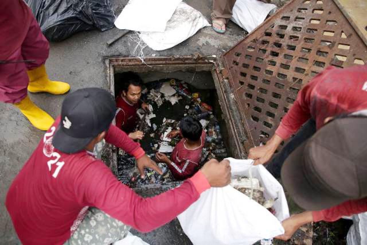 BERSIHKAN SALURAN: Petugas rutin membersihkan saluran untuk mencegah banjir dan genangan. | Foto: Humas