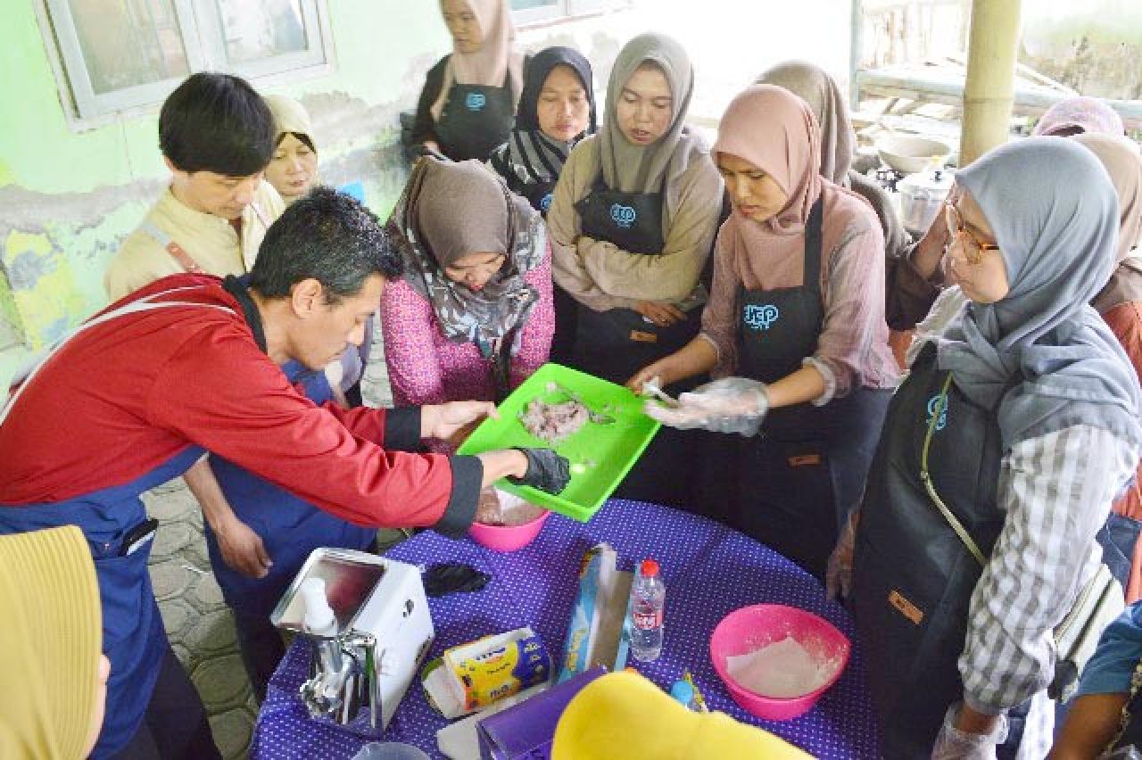 PRAKTIK: Poklahsar praktik cabut duri ikan bandeng dan pengolahan kerupuk. | Foto: DKP Jatim