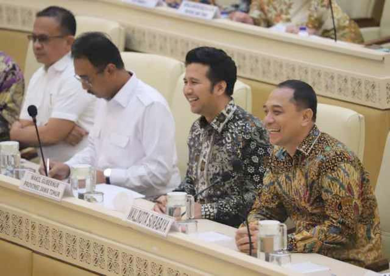 HAK WARGA: Wali Kota Eri Cahyadi (kanan) dan Wagub Emil Dardak perjuangkan hak warga. | Foto: Humas