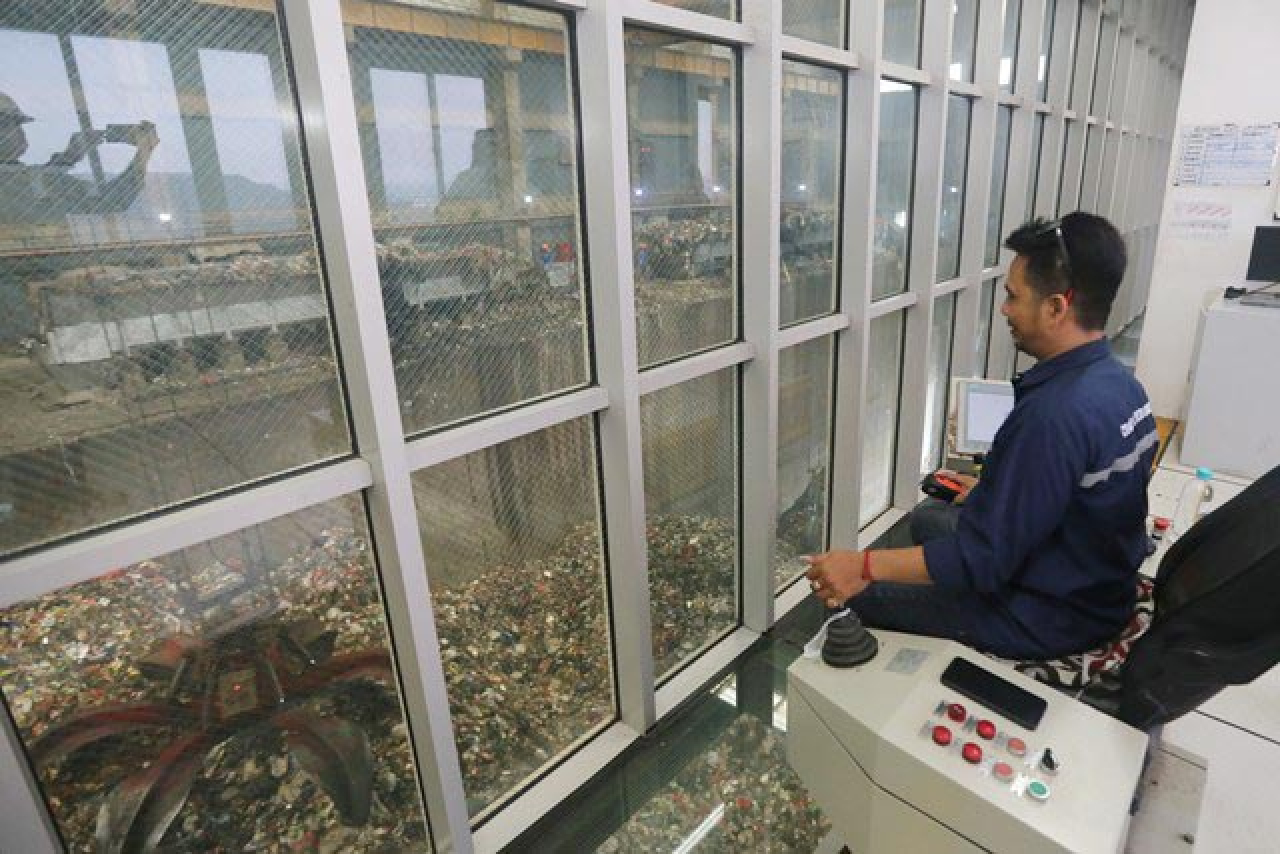 KELOLA SAMPAH: Pengolahan sampah secara terpusat di TPA Benowo gunakan teknologi gasifikasi power plant. | Foto: Humas