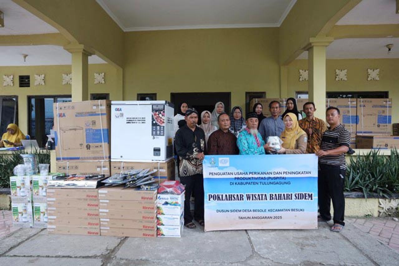 BANTUAN: Poklahsar mendapat sejumlah bantuan peralatan dari DKP Jatim. | Foto: DKP Jatim