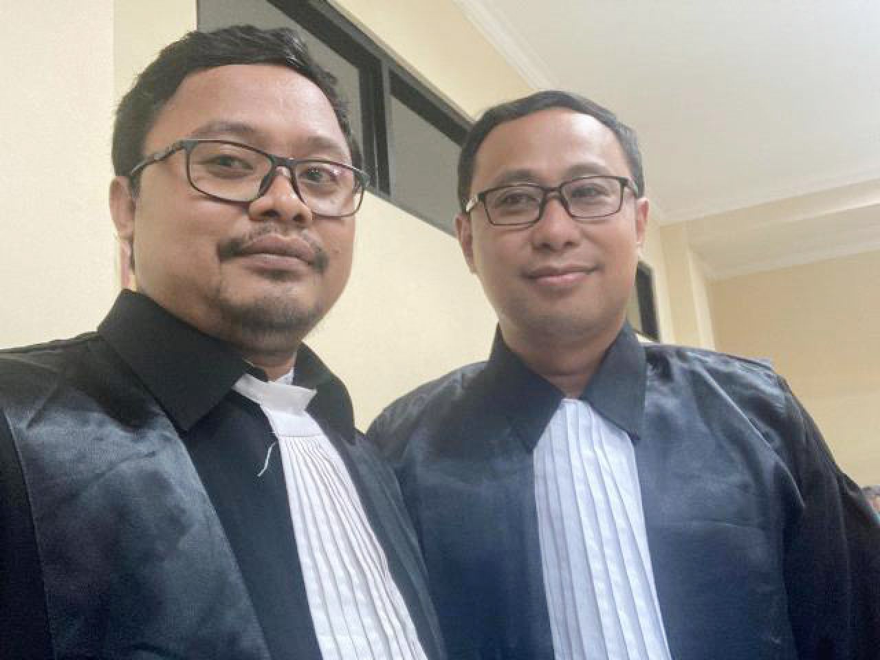 BONGKAR SEMUA: Harmawan Adam (kiri) dan Marthin Stiabudi, kuasa hukum Kusnadi. | Foto: Barometerjatim.com/DOK