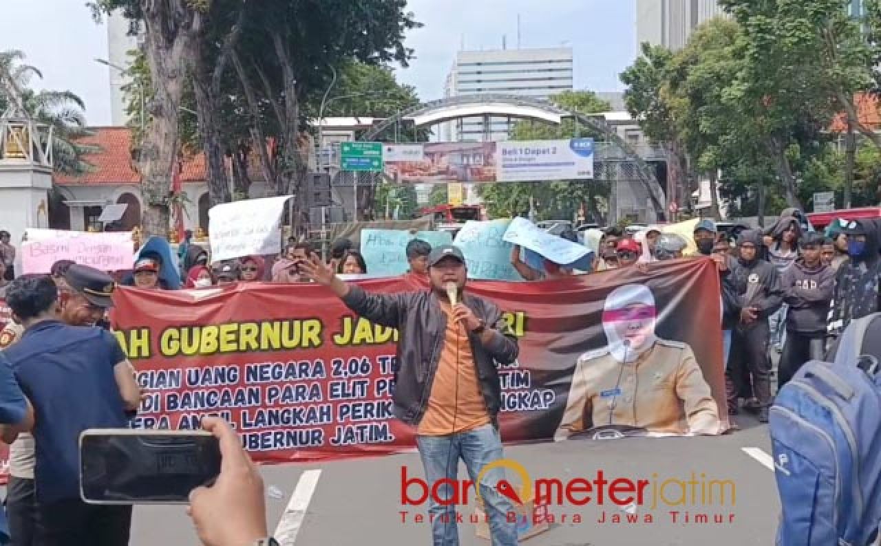 USUT HG: Musfiq pimpin Jaka Jatim demo desak KPK usut dana hibah gubernur. | Foto: Barometerjatim.com/BKT