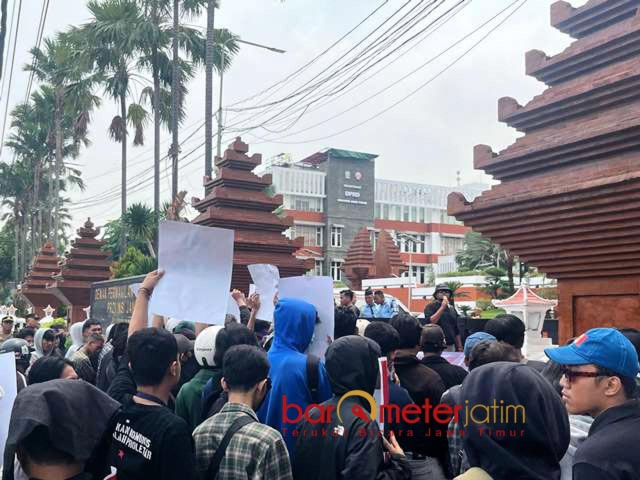 TANGKAP PEMAIN HIBAH: Massa Jaka Jatim menggelar aksi di depan gedung DPRD Jatim. | Foto: Barometerjatim.com/BKT