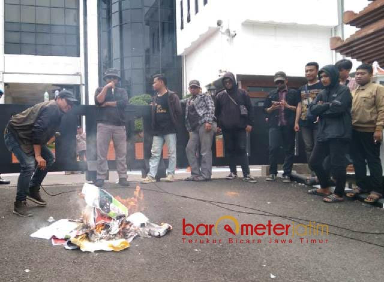 BAKAR-BAKAR: Massa Jaka Jatim membakar kertas tanda kecewa dengan DPRD Jatim. | Foto: Barometerjatim.com/BKT