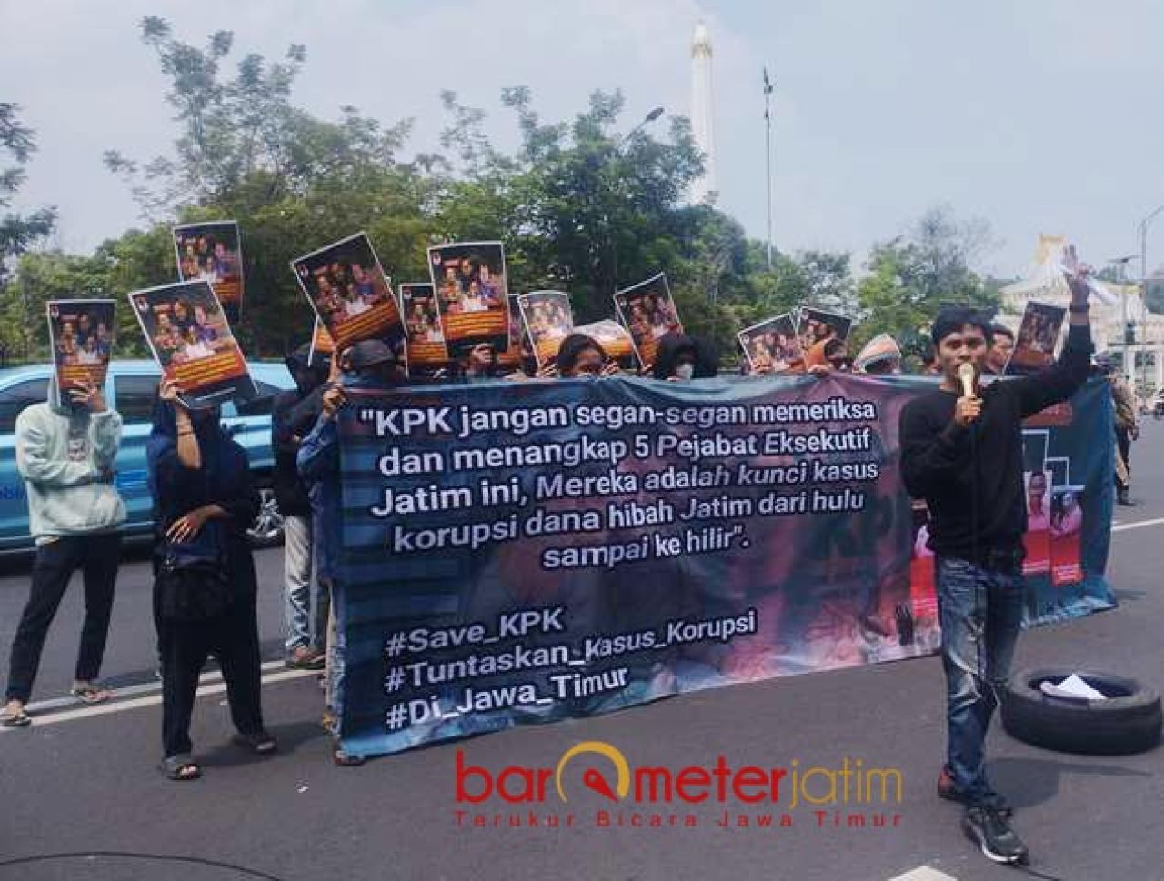 JADI KUNCI: Jaka Jatim usung poster 5 pejabat Pemprov Jatim dalam aksi di Bappeda. | Foto: Barometerjatim.com/RQ