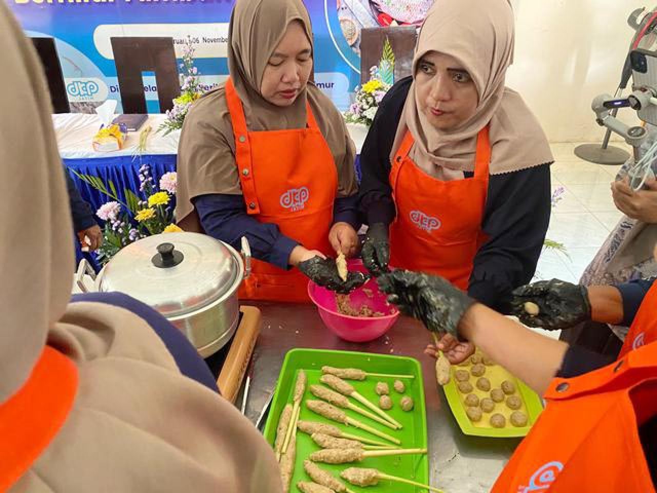 SATE LILIT: Poklahsar praktik memasak dengan menu sate lilit dan rambak ikan. | Foto: DKP Jatim