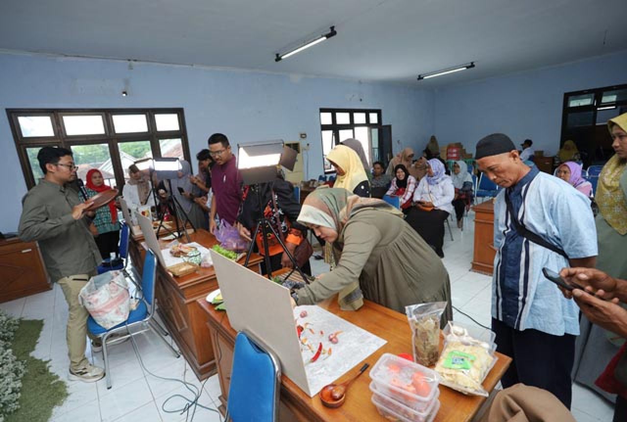 PENGUATAN USAHA: Selain pemberian materi, dilakukan praktik membuat konten creator. | Foto: DKP Jatim