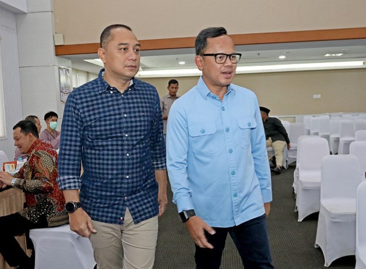 SAMBUTAN HANGAT: Kedatangan Eri Cahyadi disambut hangat Wamendagri Bima Arya Sugiarto. | Foto: Barometerjatim.com/HPS