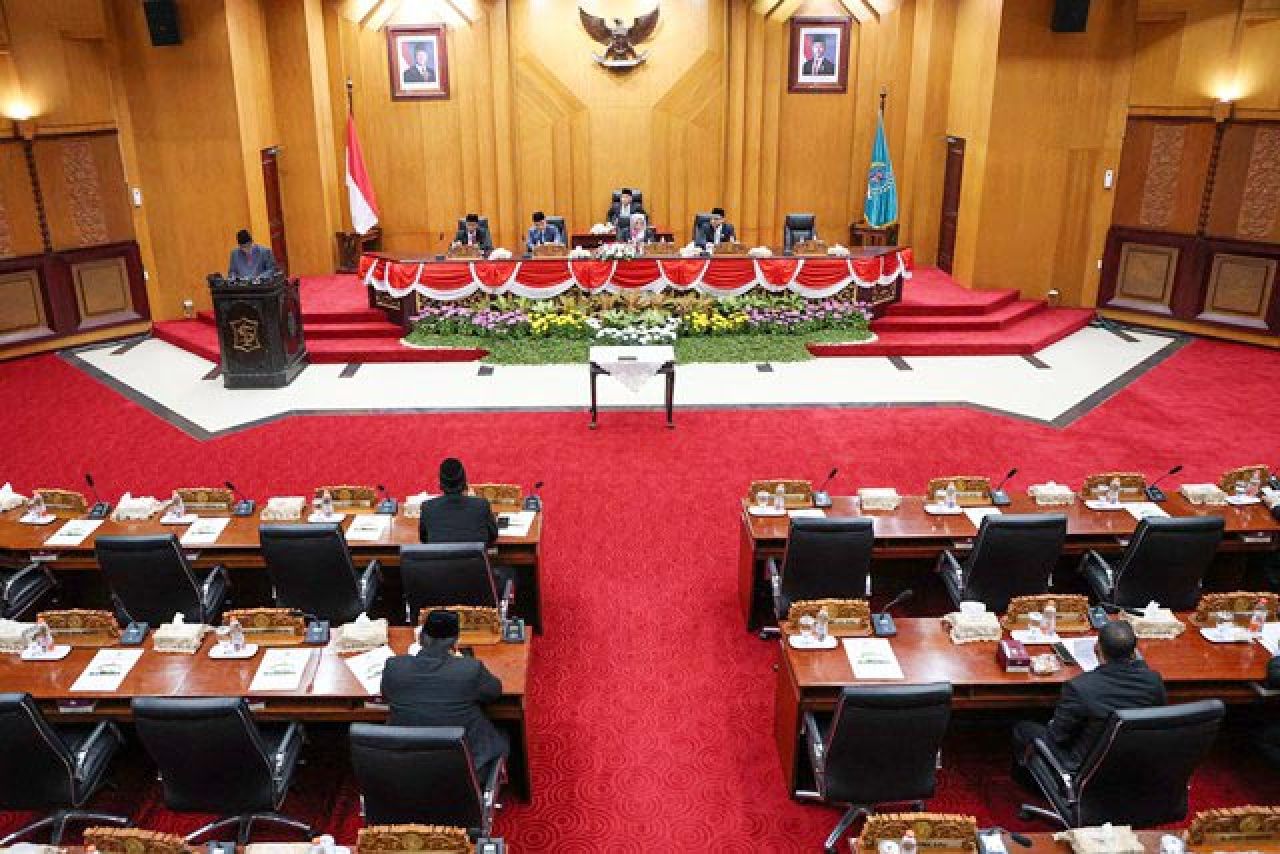 PARIPURNA: Suasana paripurna DPRD Surabaya sepakati perubahan KUA-PPAS 2025. | Foto: Barometerjatim.com/HPS