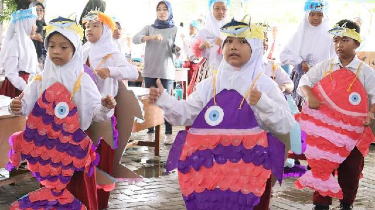 TEKAN STUNTING: Budayakan anak gemar makan ikan terus digaungkan di DKP Jatim lewat sekolah. | Foto: DKP Jatim