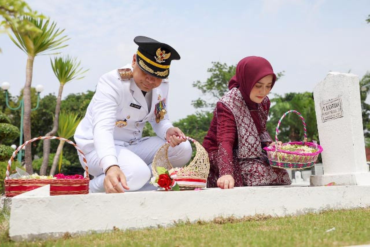 TABUR BUNGA: Eri Cahyadi bersama Ketua TP PKK Rini Indriyani tabur bunga di TMP Kusuma Bangsa. | Foto: Humas 