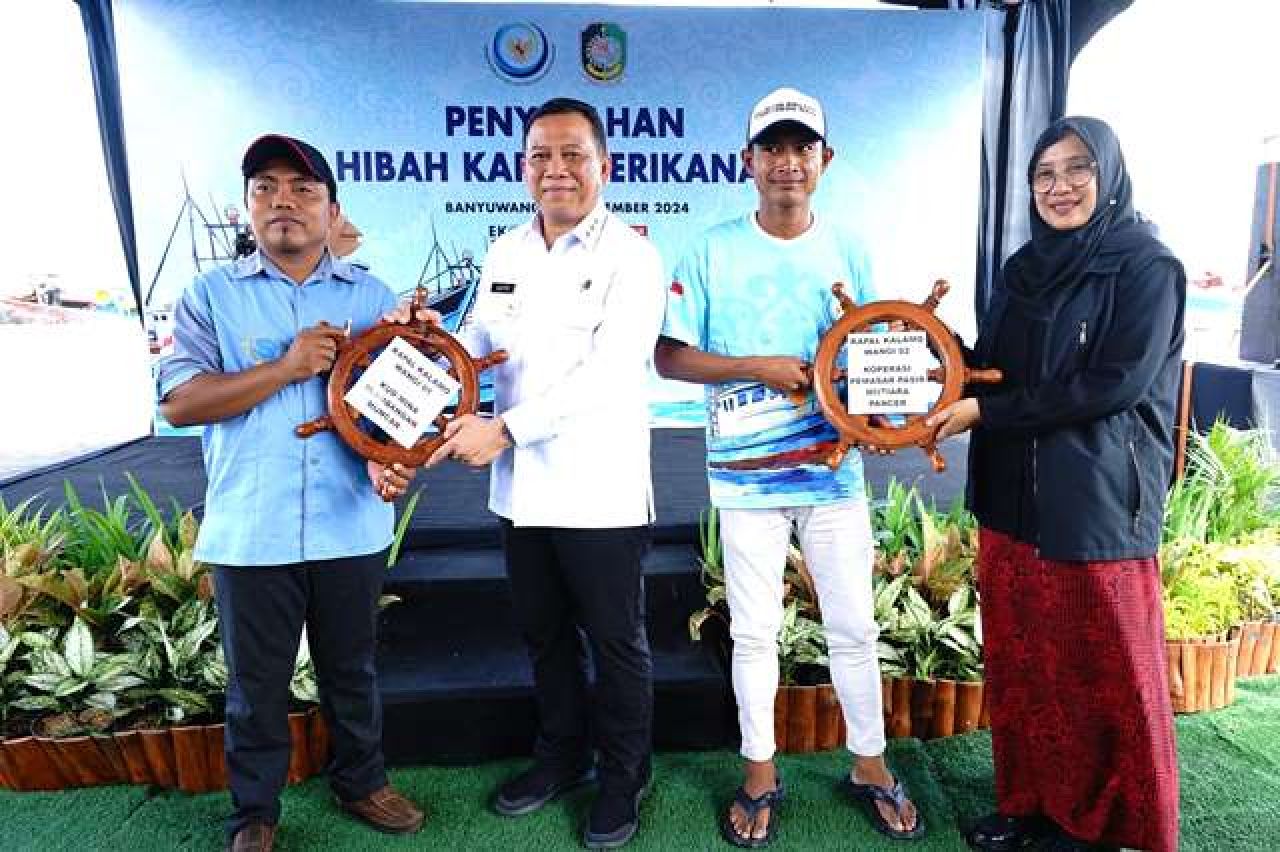 BERMANFAAT: Ipuk Fiestiandani hadiri penyerahan kapal hasil rampasan ke nelayan Banyuwangi. | Foto: Barometerjatim.com/HPB