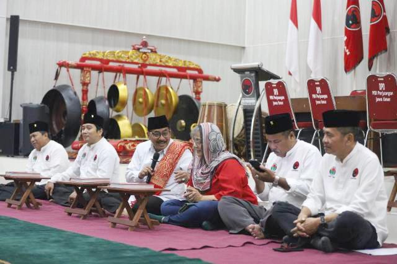 TOLERANSI: KH Syukron Jazilan dalam pengajian Ramadhan PDIP Jatim, jaga sikap toleransi. | Foto: Barometerjatim.com/RQ